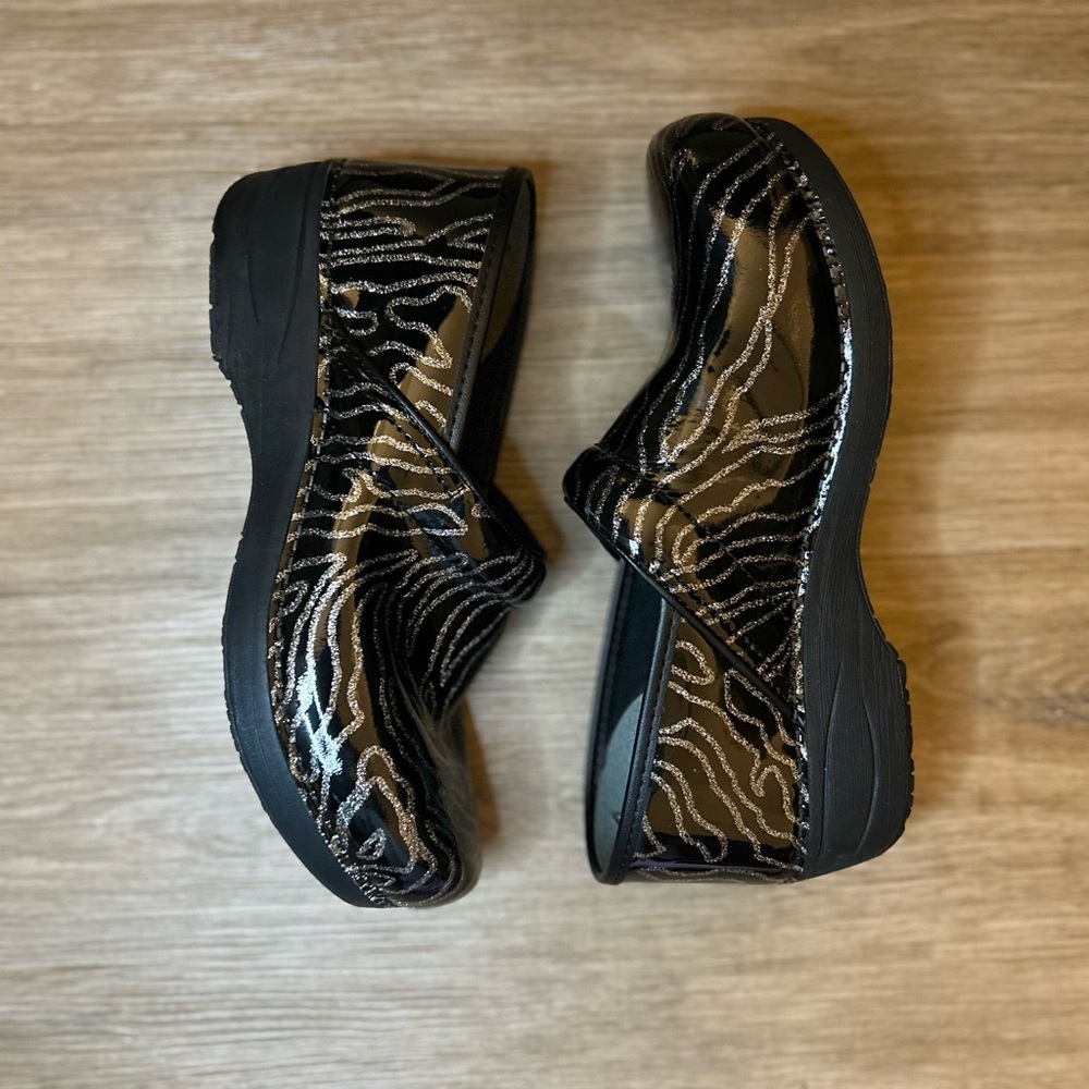 Dansko XP 2.0 GLITTER WAVES PATENT Clogs